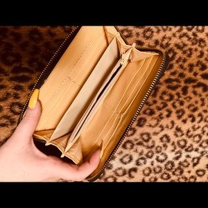 Tory Burch Bags - FLORAL + GOLD WALLET // BRAND NEW Tory Burch Bags - FLORAL + GOLD WALLET // BRAND NEW